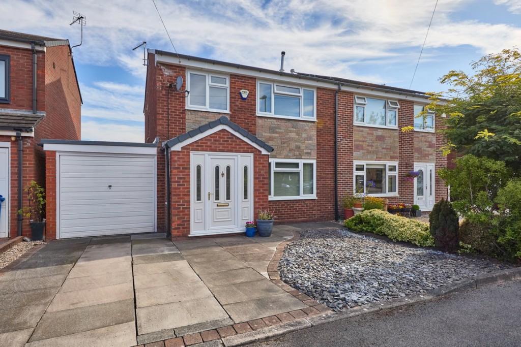 Lindisfarne Avenue, Lowton